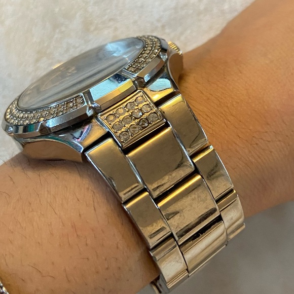 GUESS Silver Watch - Picture 4 of 4